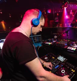 Alex is een DJ