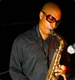 Jimmy is een saxophonist